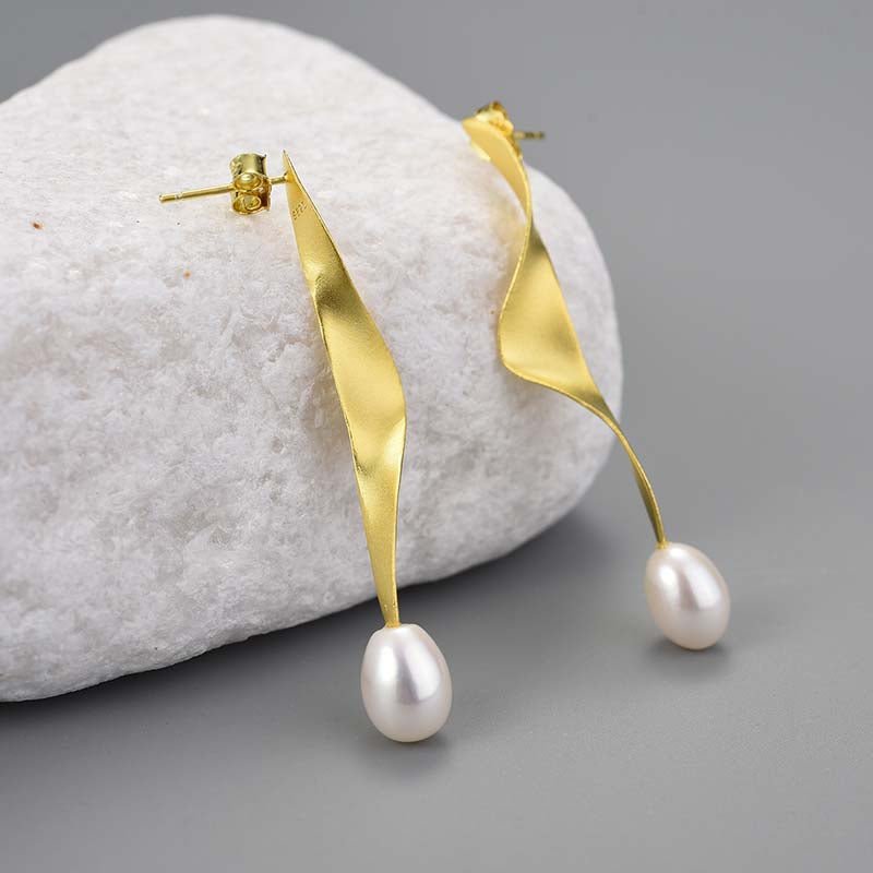 Twisted Pearl - Dangle Earrings