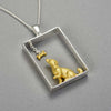 Perro jugando - Collar hecho a mano
