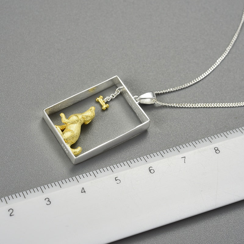 Perro jugando - Collar hecho a mano