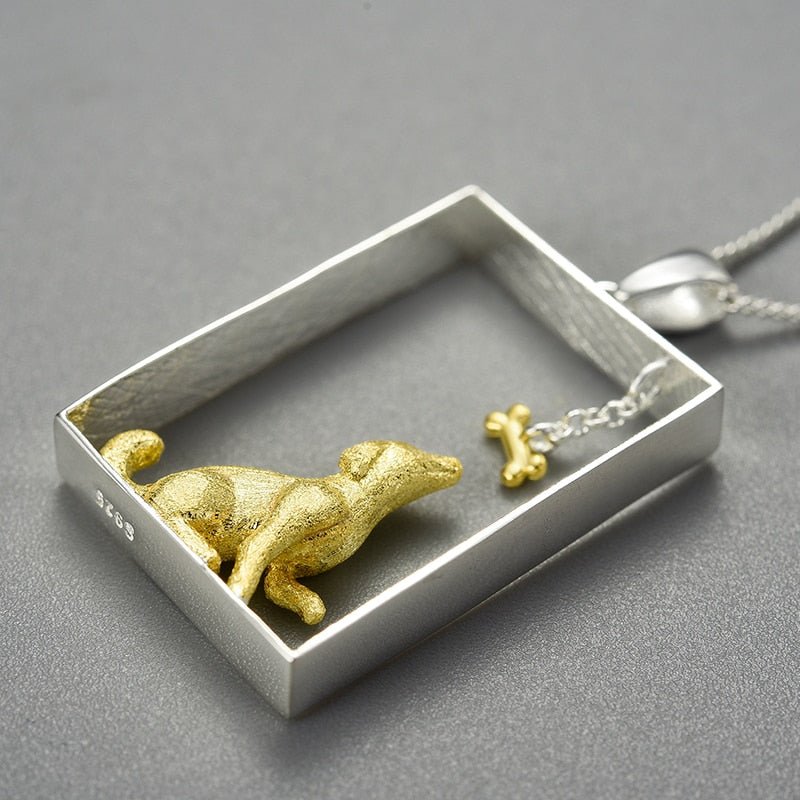 Perro jugando - Collar hecho a mano