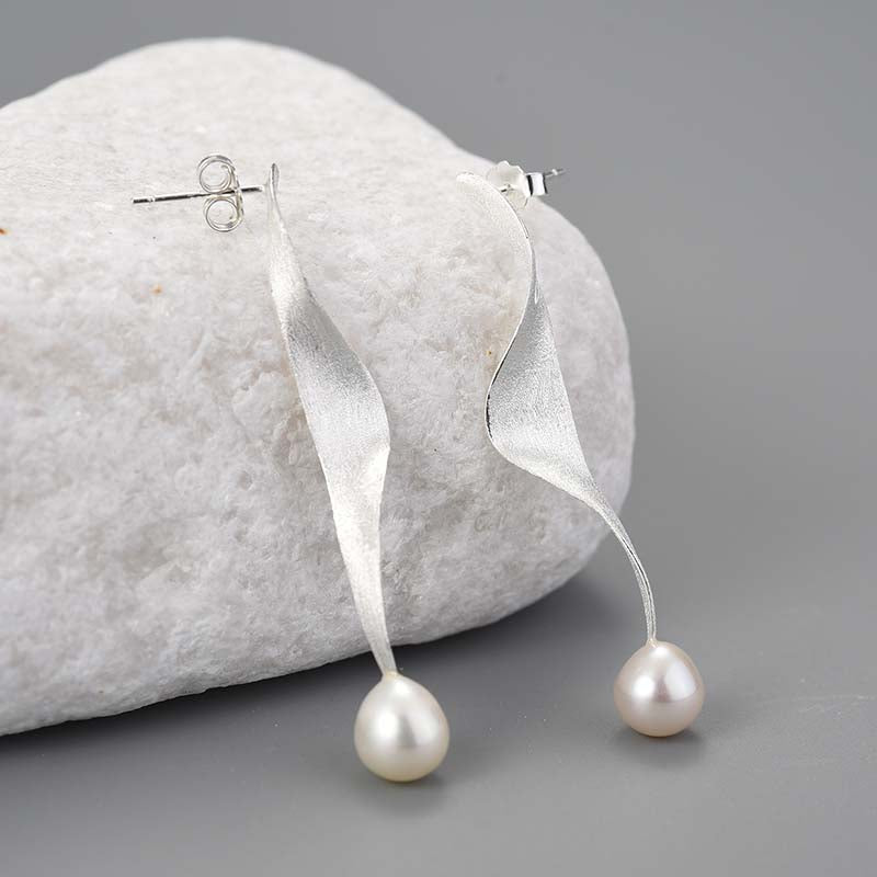 Twisted Pearl - Dangle Earrings